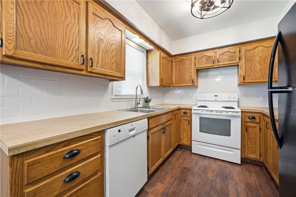 6807 N Brookside Road Property Photo 9