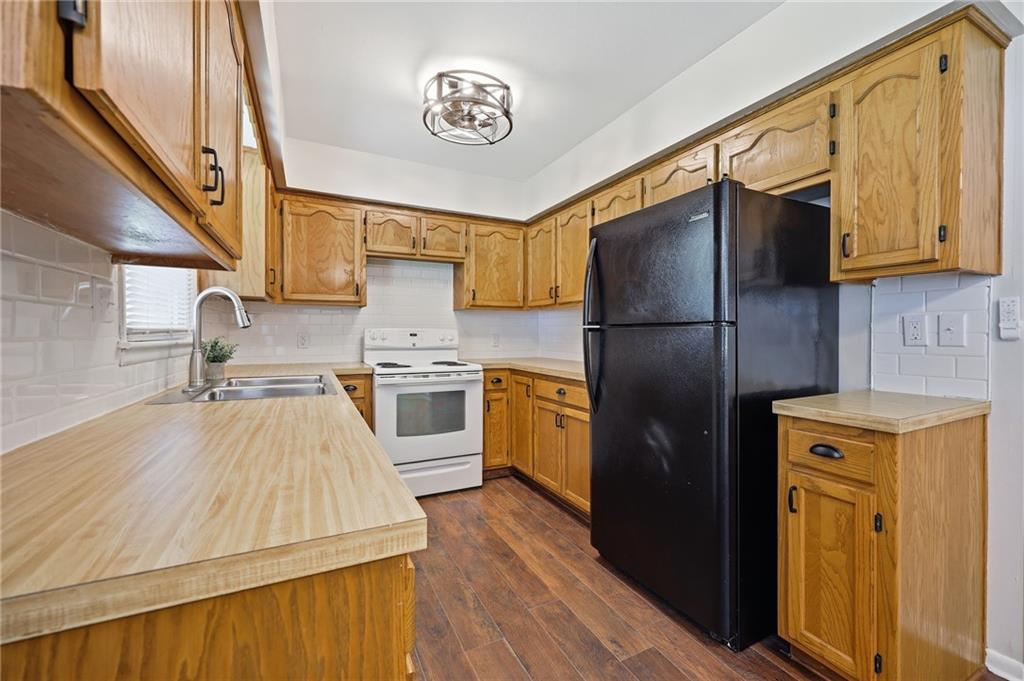 6807 N Brookside Road Property Photo 10