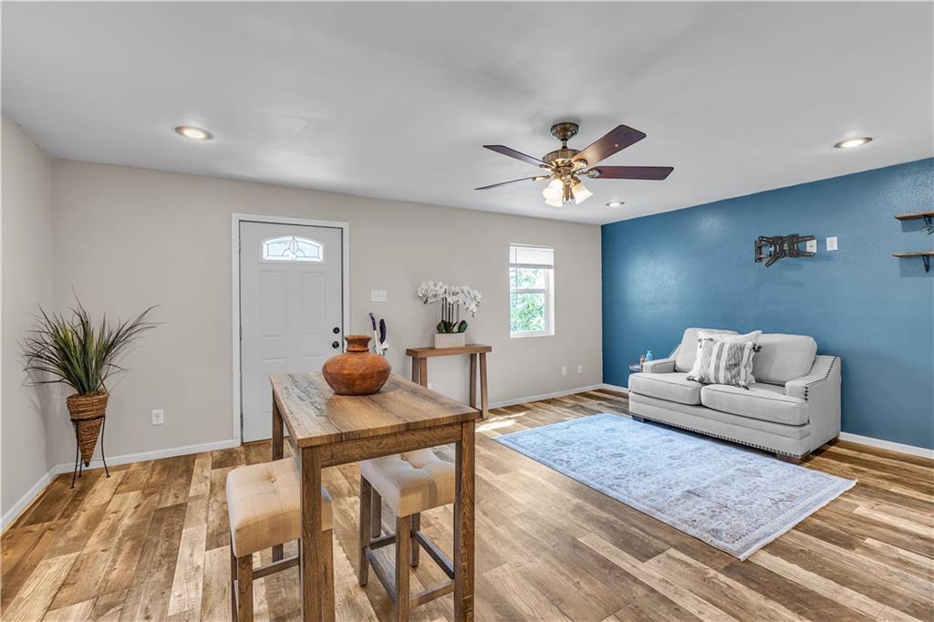 122 W Walnut Street Property Photo 2