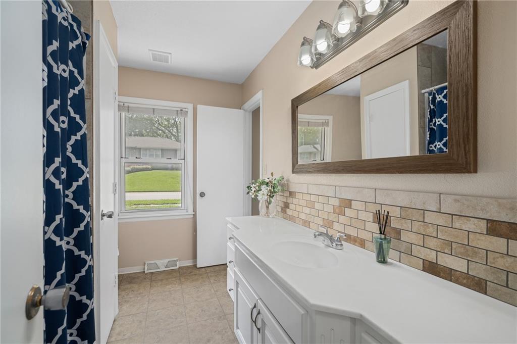 1833 N York Street Property Photo 13