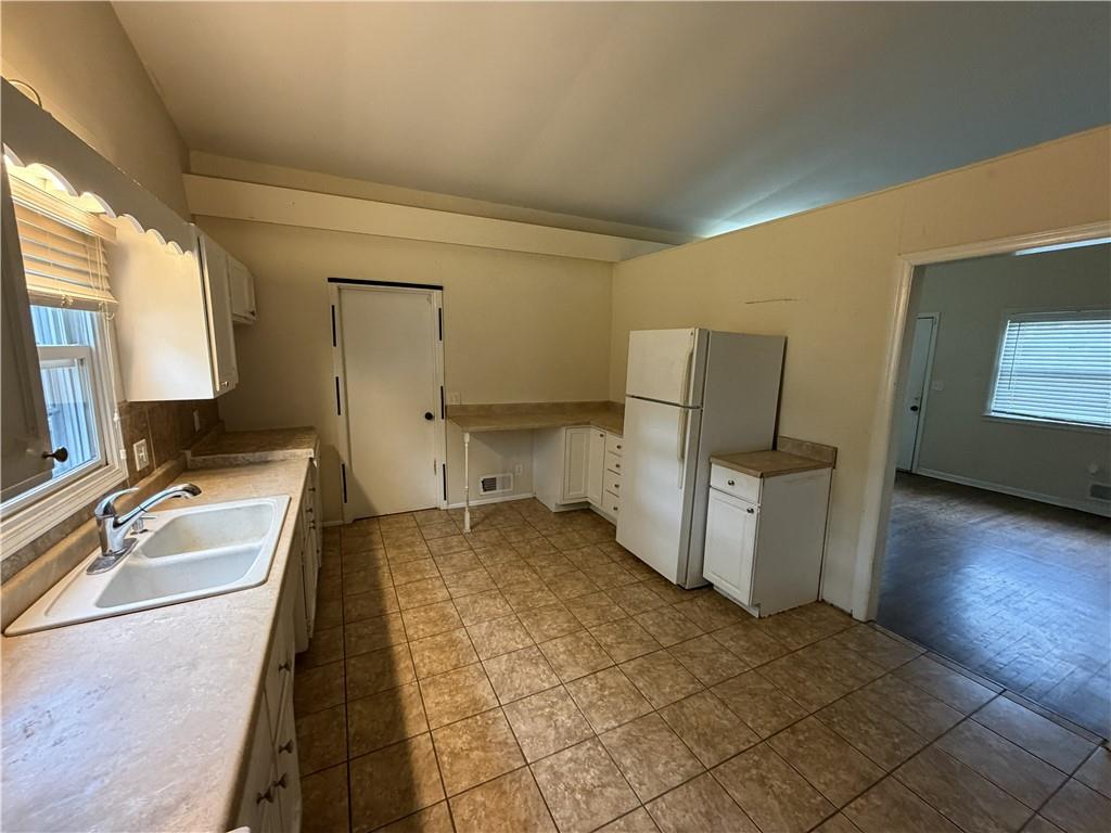 401 E 90th Terrace Property Photo 13