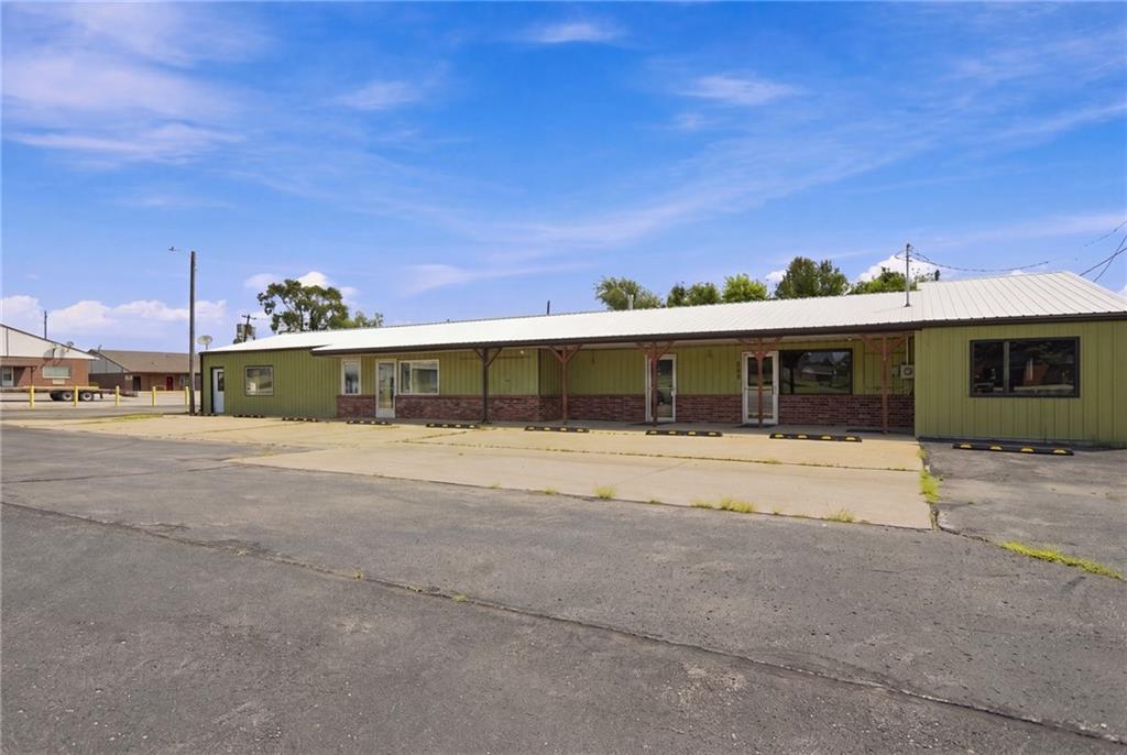 600 N Maple Street Property Photo 2