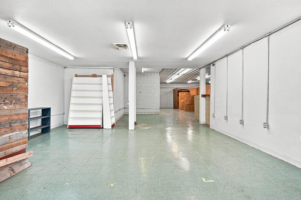600 N Maple Street Property Photo 11