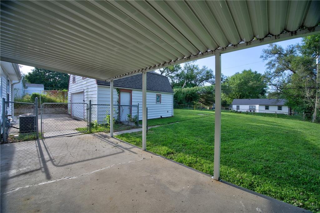 2401 Ne 58th Terrace Property Photo 11