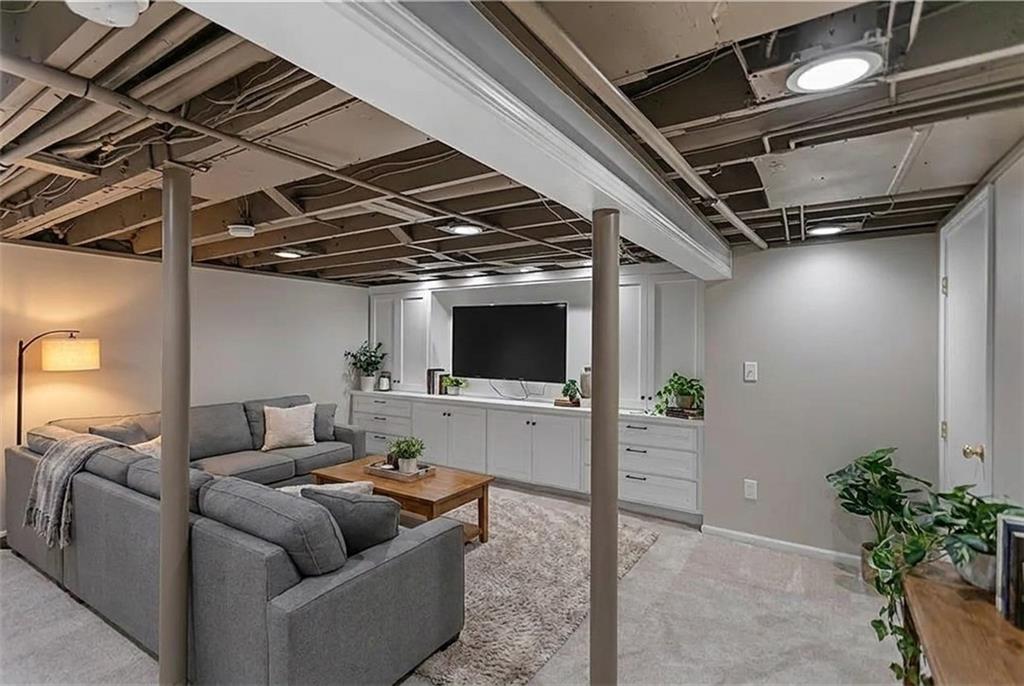 109 W 65th Street Property Photo 32