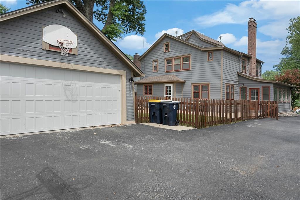 109 W 65th Street Property Photo 43