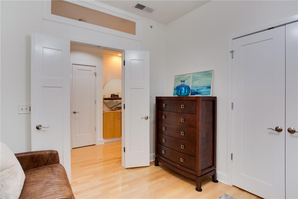 4521 Wornall Road Property Photo 17