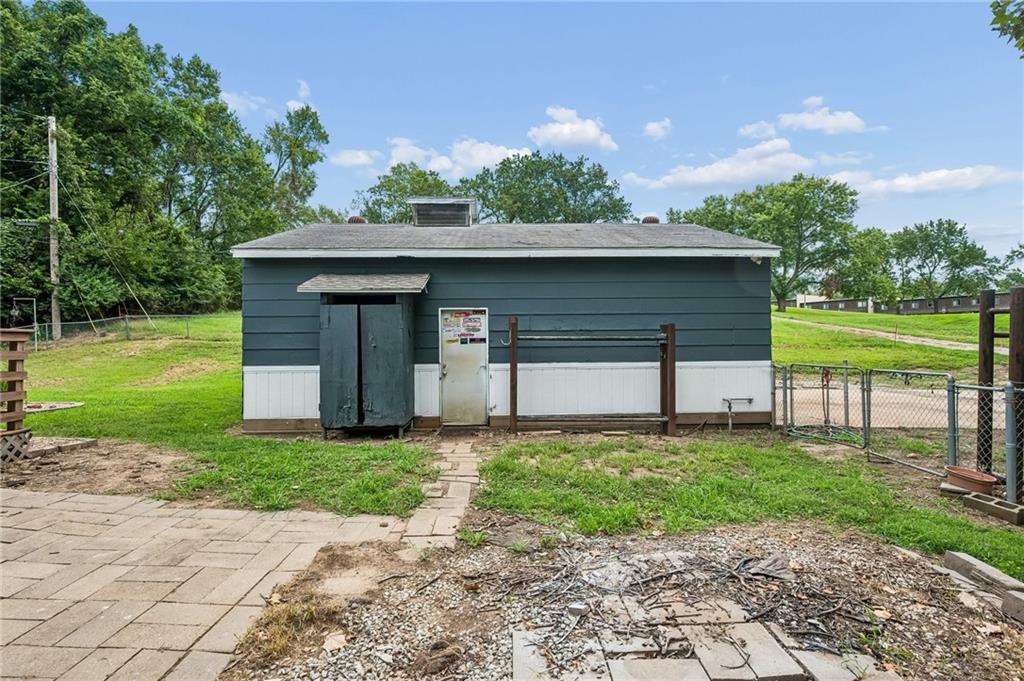 3741 N Brighton Avenue Property Photo 27