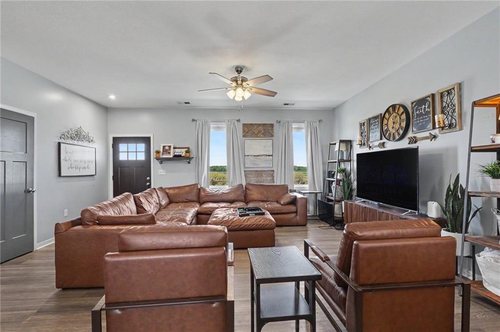676 E 1375 Road Property Photo 8