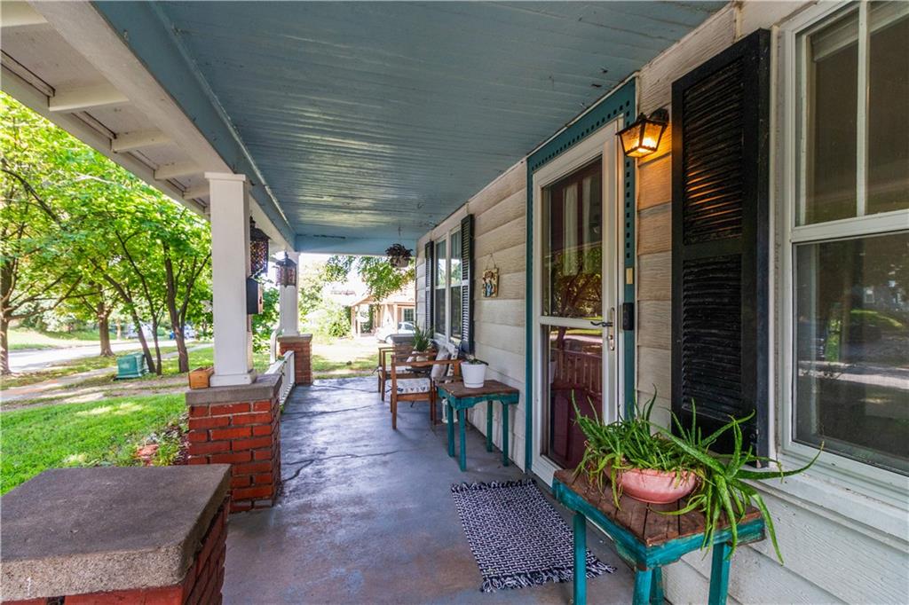 1116 W Maple Avenue Property Photo 4
