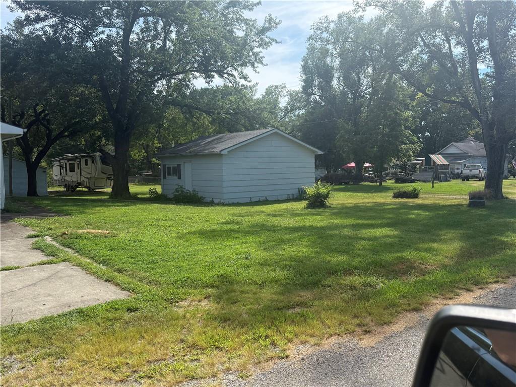 122 E 2nd Street Property Photo 4