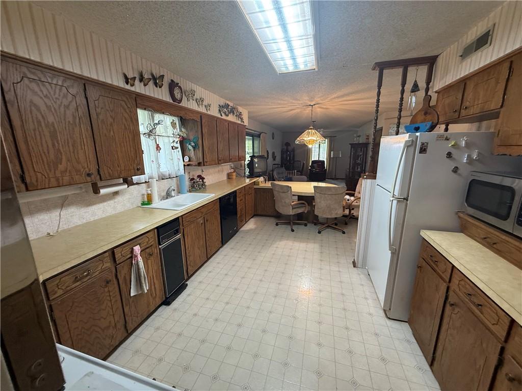122 E 2nd Street Property Photo 15