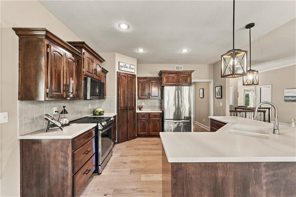 14325 Manor Court Property Photo 10