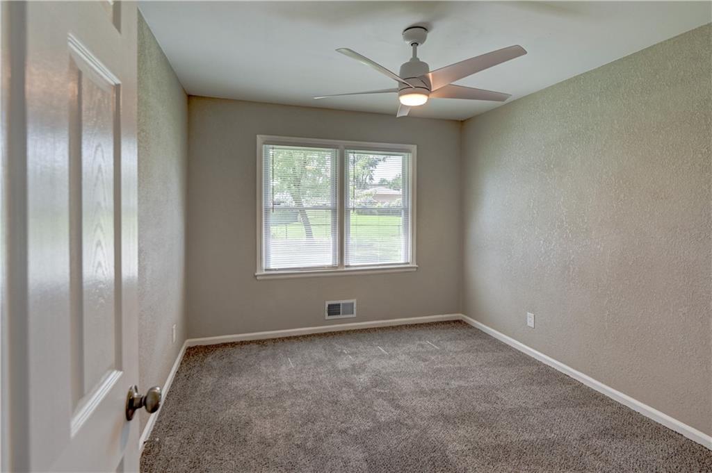512 Nw Lakeview Road Property Photo 14