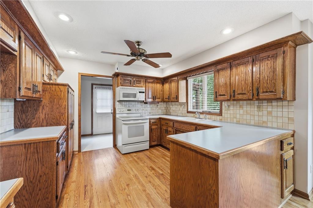 1633 Ne Thames Drive Property Photo 15