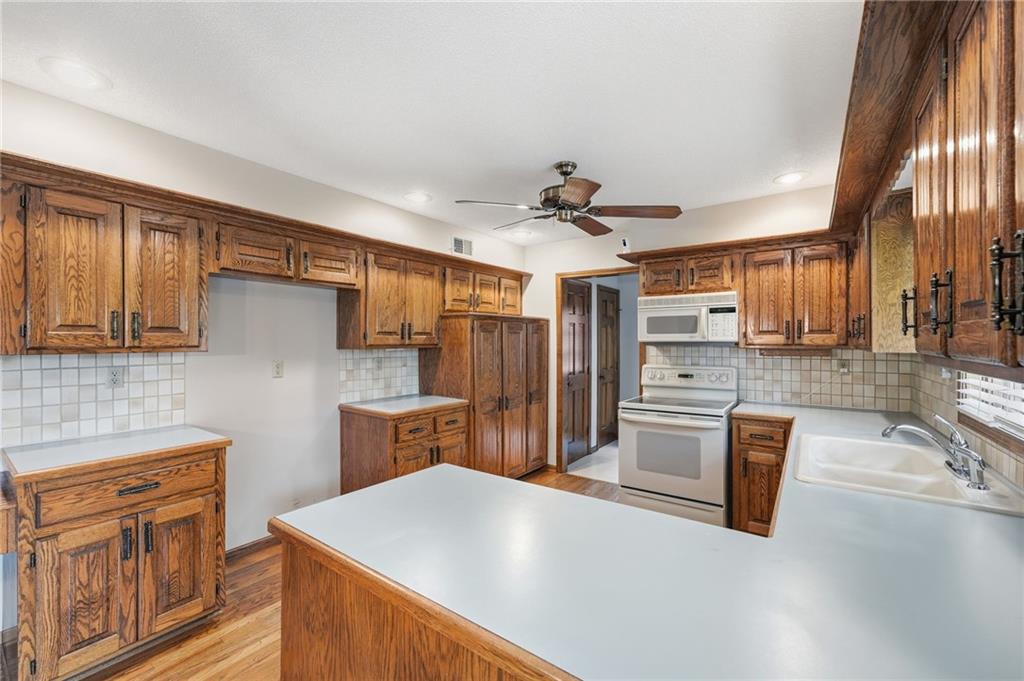 1633 Ne Thames Drive Property Photo 16