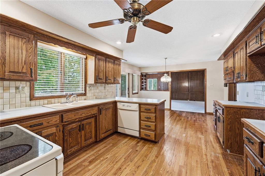 1633 Ne Thames Drive Property Photo 17