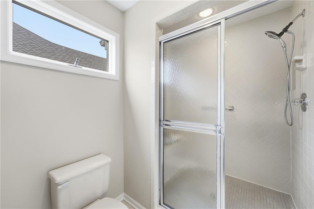 1633 Ne Thames Drive Property Photo 25