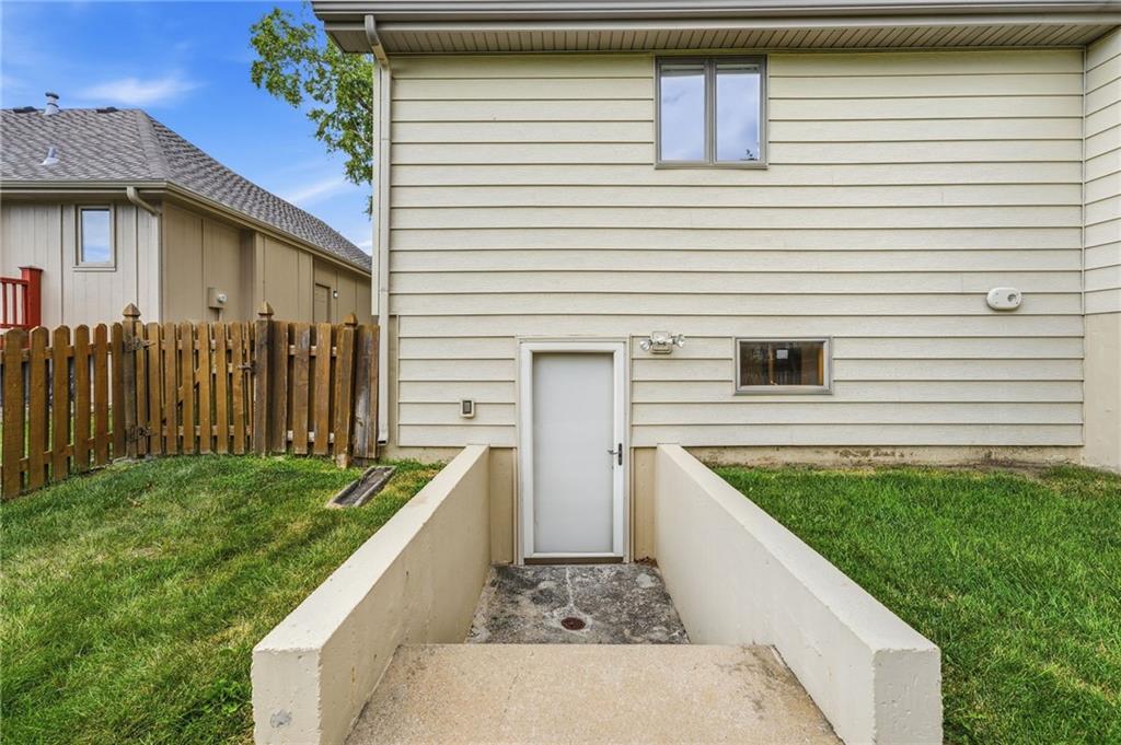 1633 Ne Thames Drive Property Photo 43