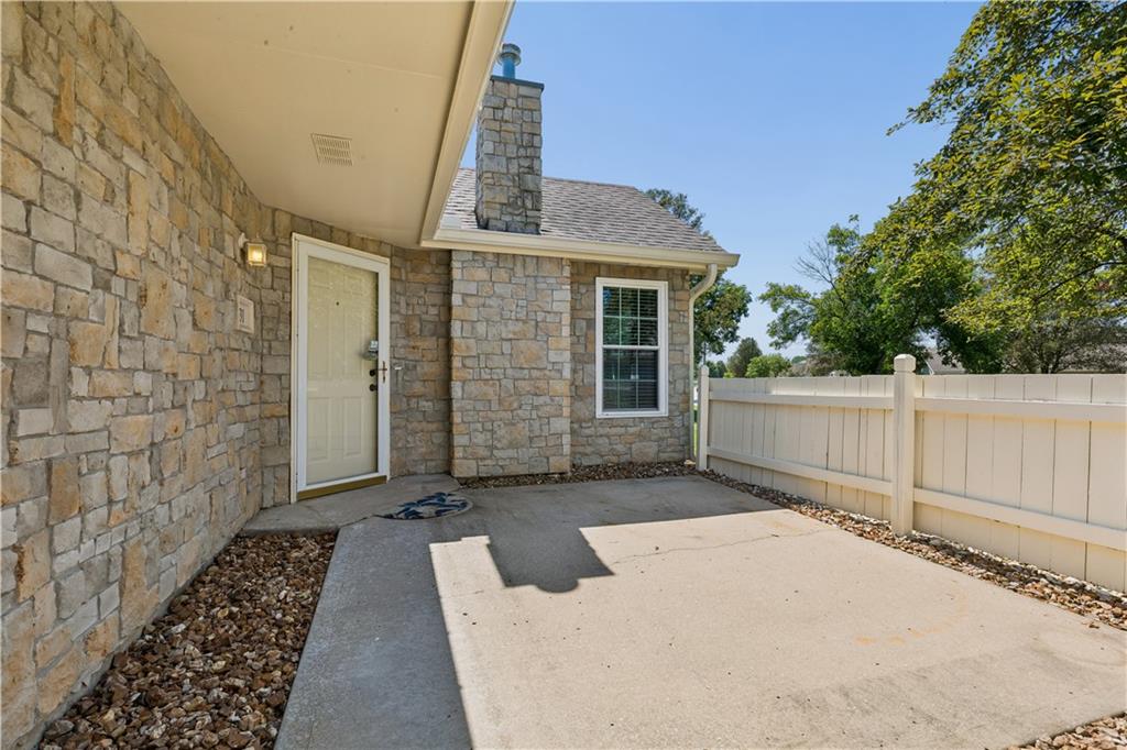 931 Ne Devon Drive Property Photo 3
