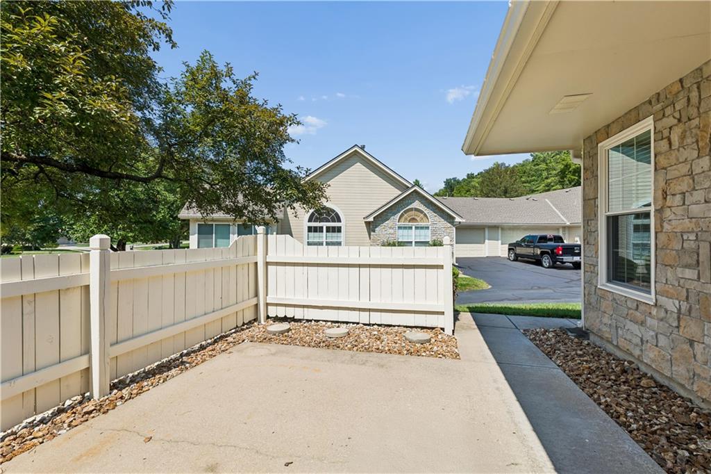 931 Ne Devon Drive Property Photo 4