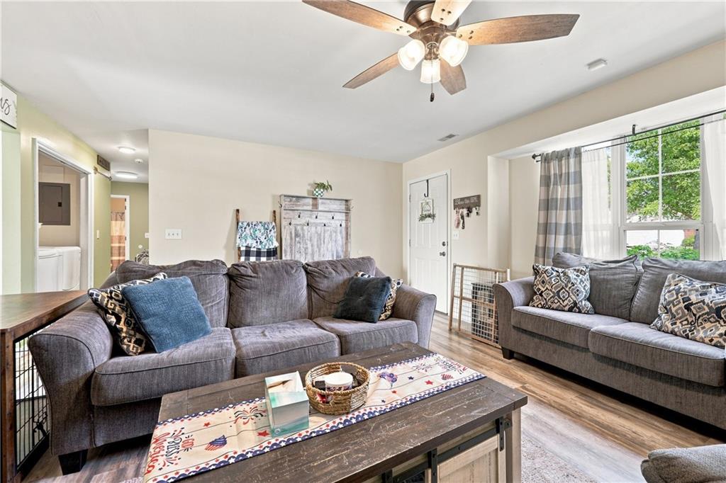 1002 N Hampton Drive Property Photo 3