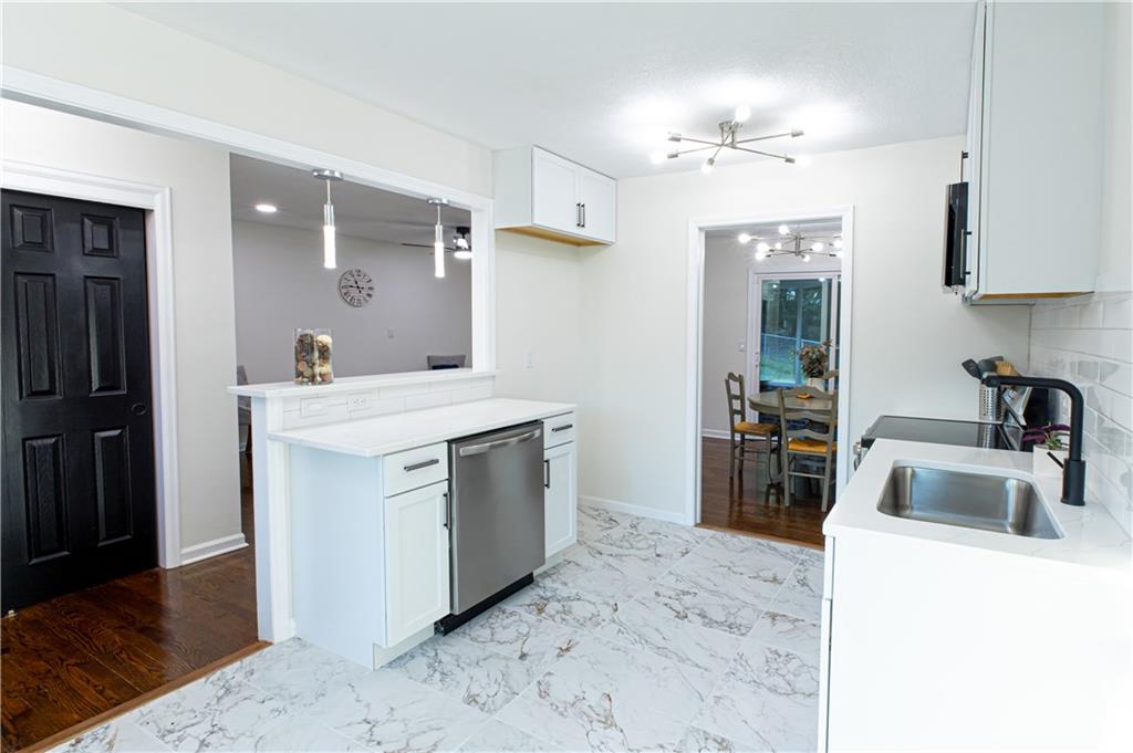2 E 127th Terrace Property Photo 10