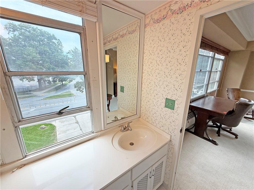 333 W Meyer Boulevard Property Photo 17