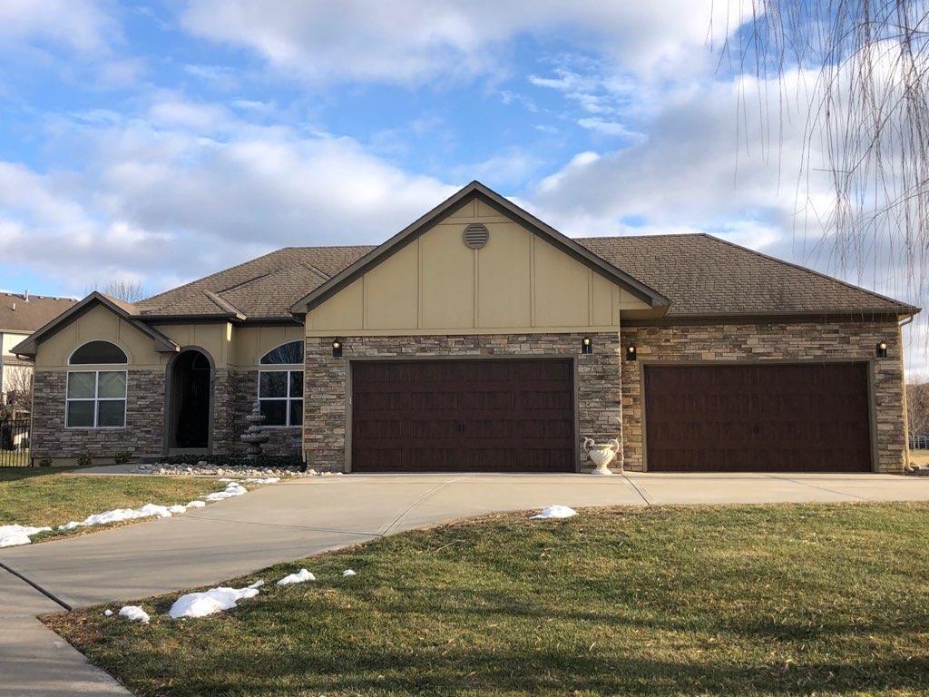 417 SE Hackamore Court Property Photo 1