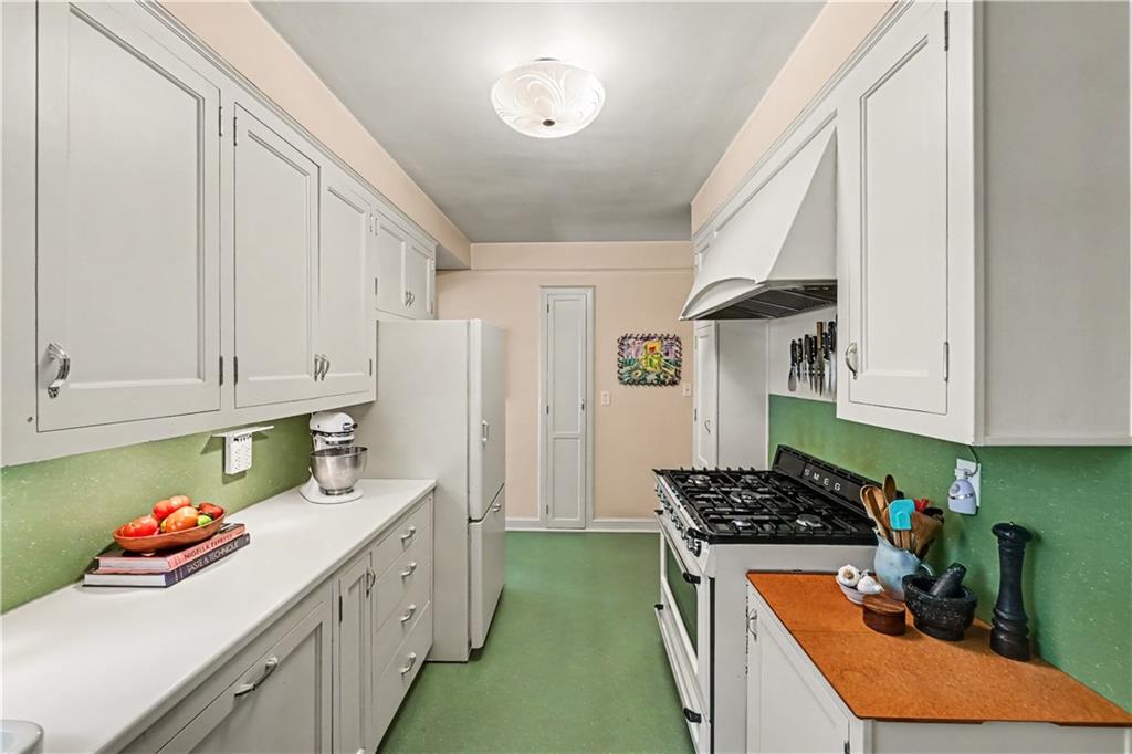 1902 S Lake Drive Property Photo 11