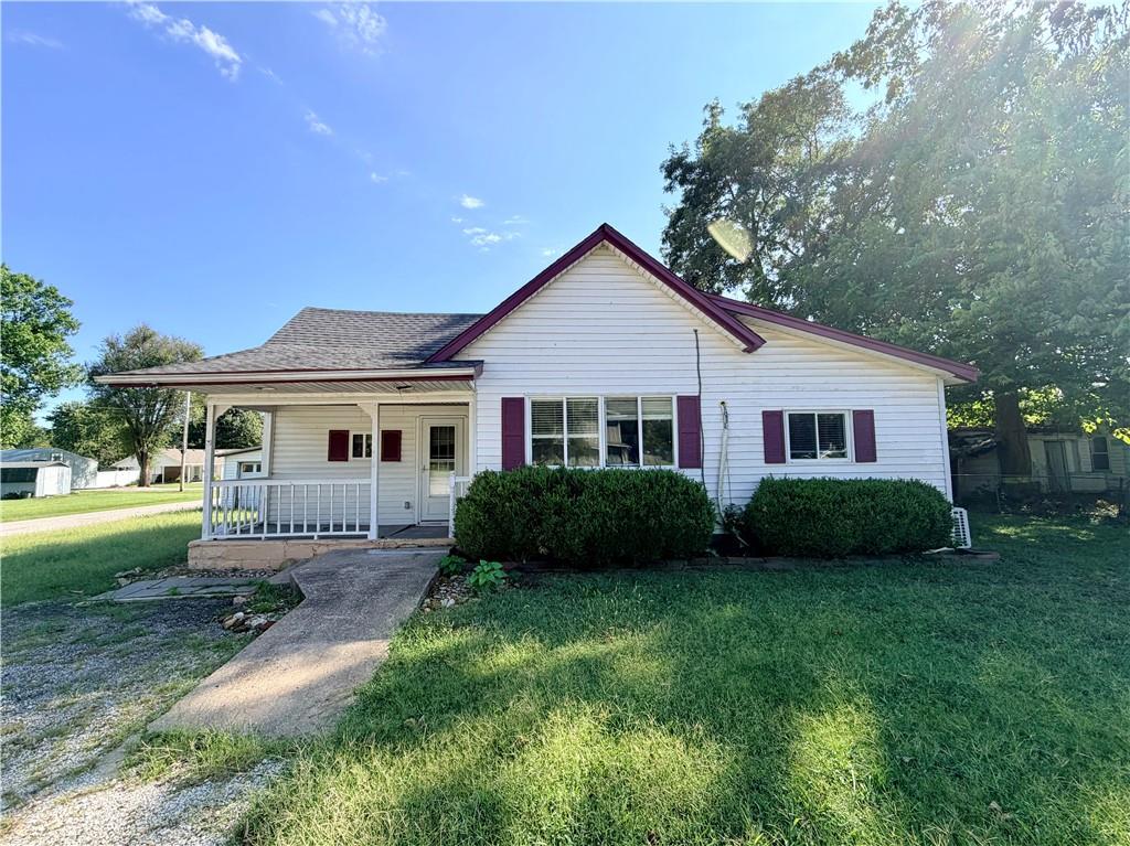 923 E Walnut Street Property Photo 1