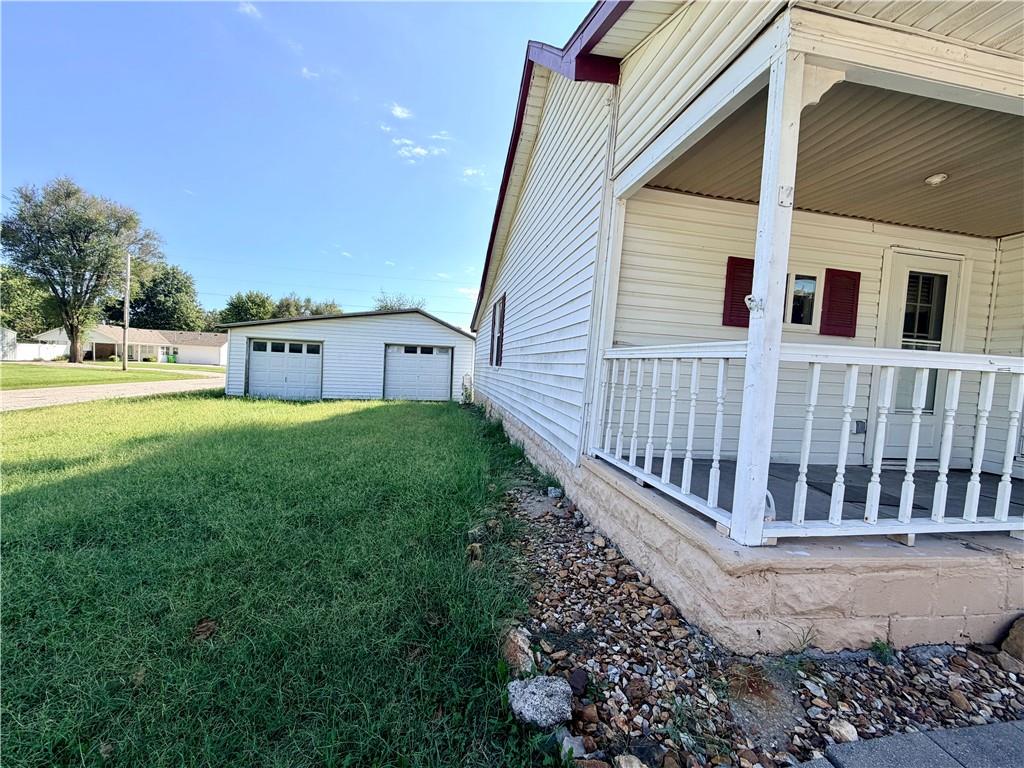 923 E Walnut Street Property Photo 2