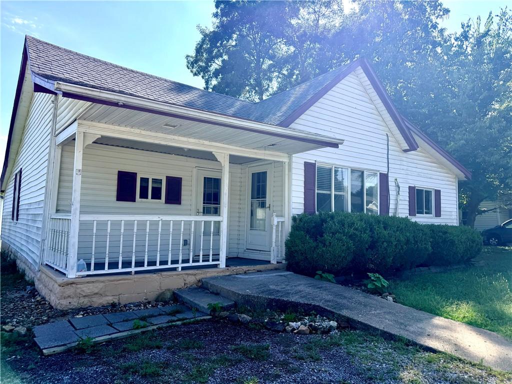923 E Walnut Street Property Photo 3