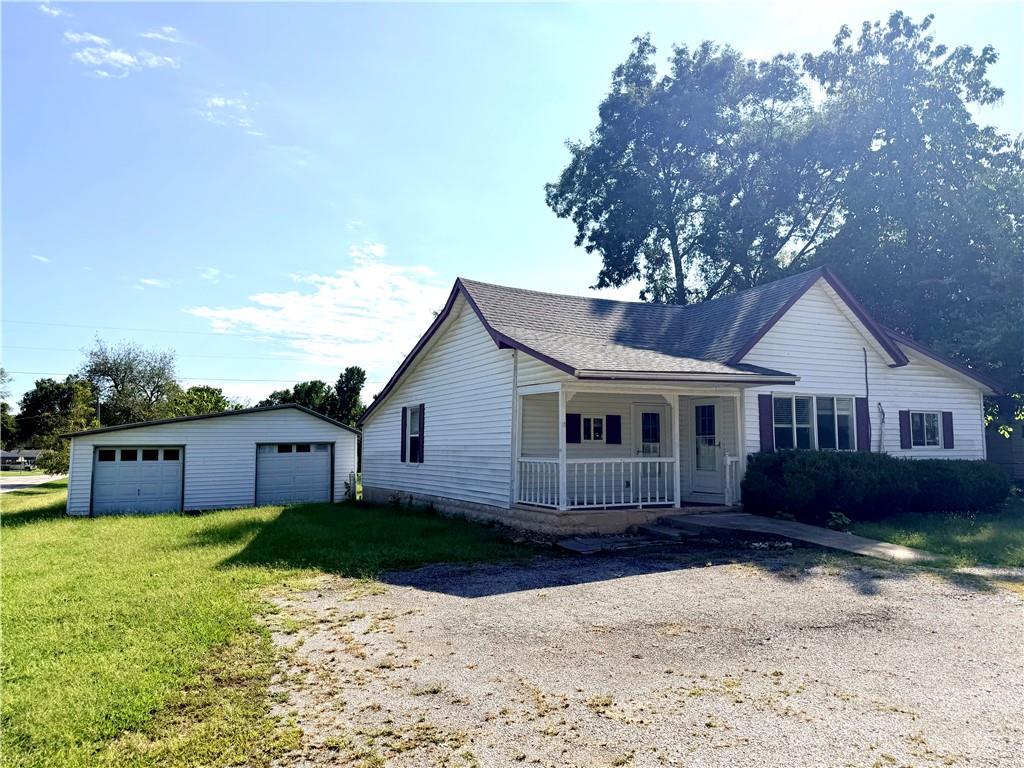 923 E Walnut Street Property Photo 4
