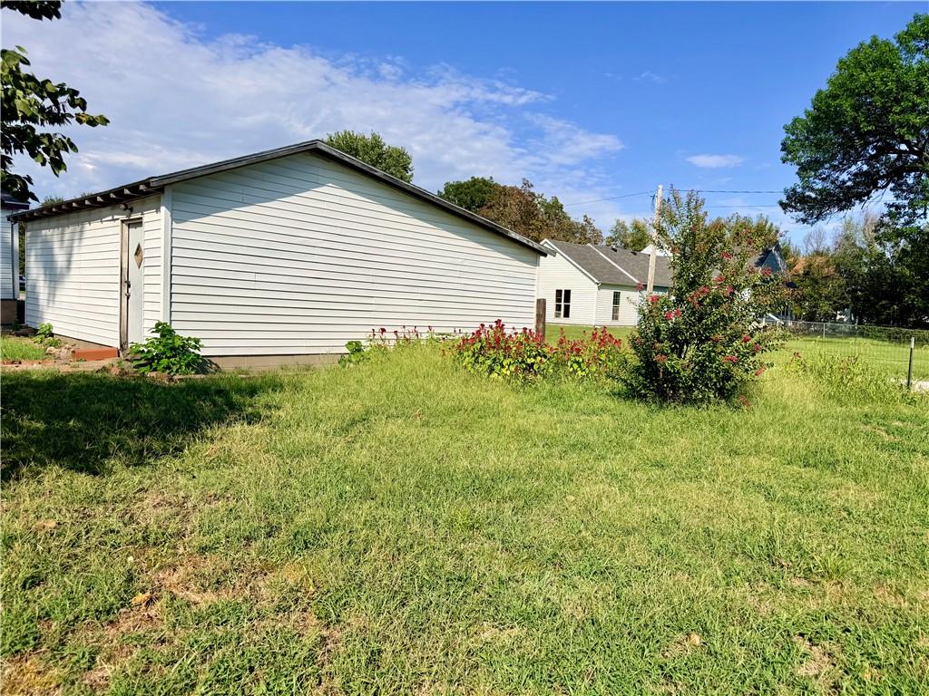 923 E Walnut Street Property Photo 25