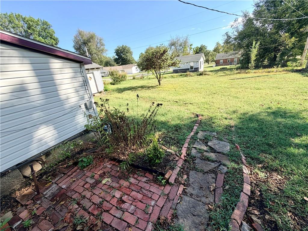 923 E Walnut Street Property Photo 27