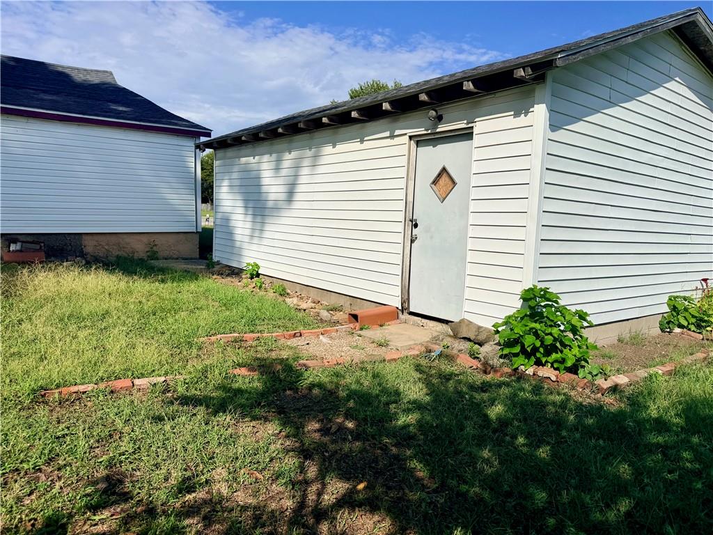 923 E Walnut Street Property Photo 33