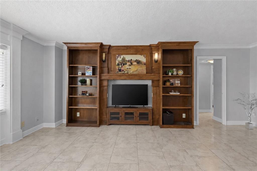 4545 Wornall Road Property Photo 11
