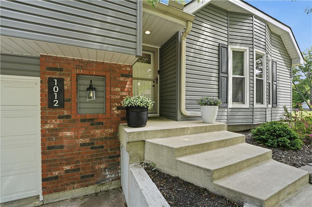 1012 S Winterbrooke Drive Property Photo 4