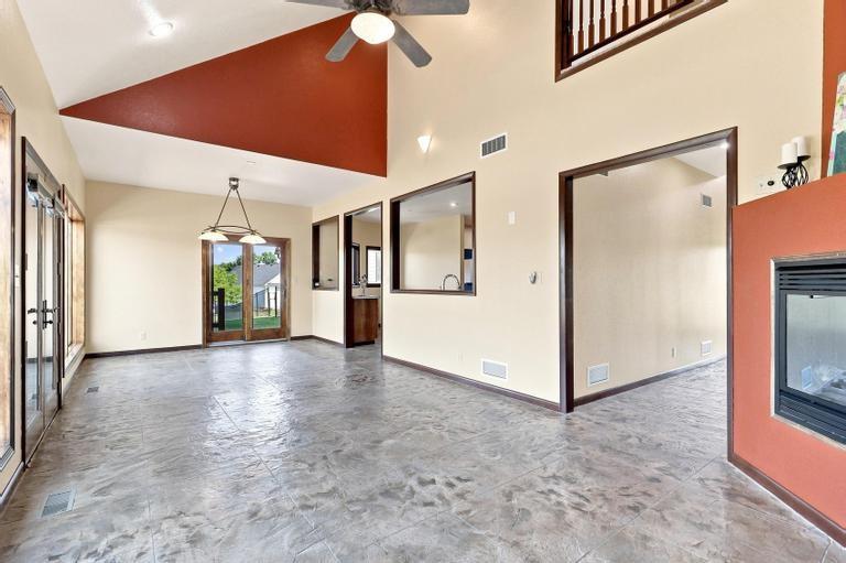 17200 S Gray Drive Property Photo 9