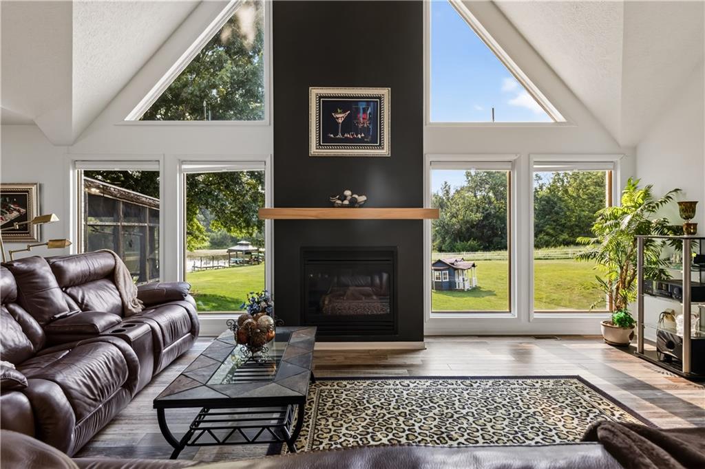21185 R Road Property Photo 4