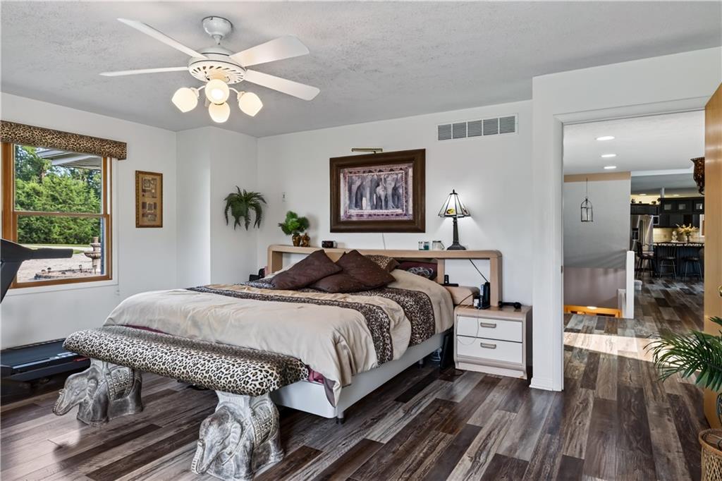 21185 R Road Property Photo 14