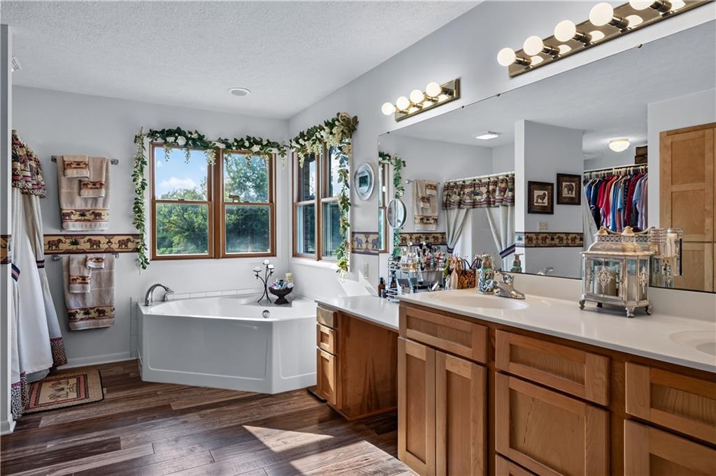 21185 R Road Property Photo 15
