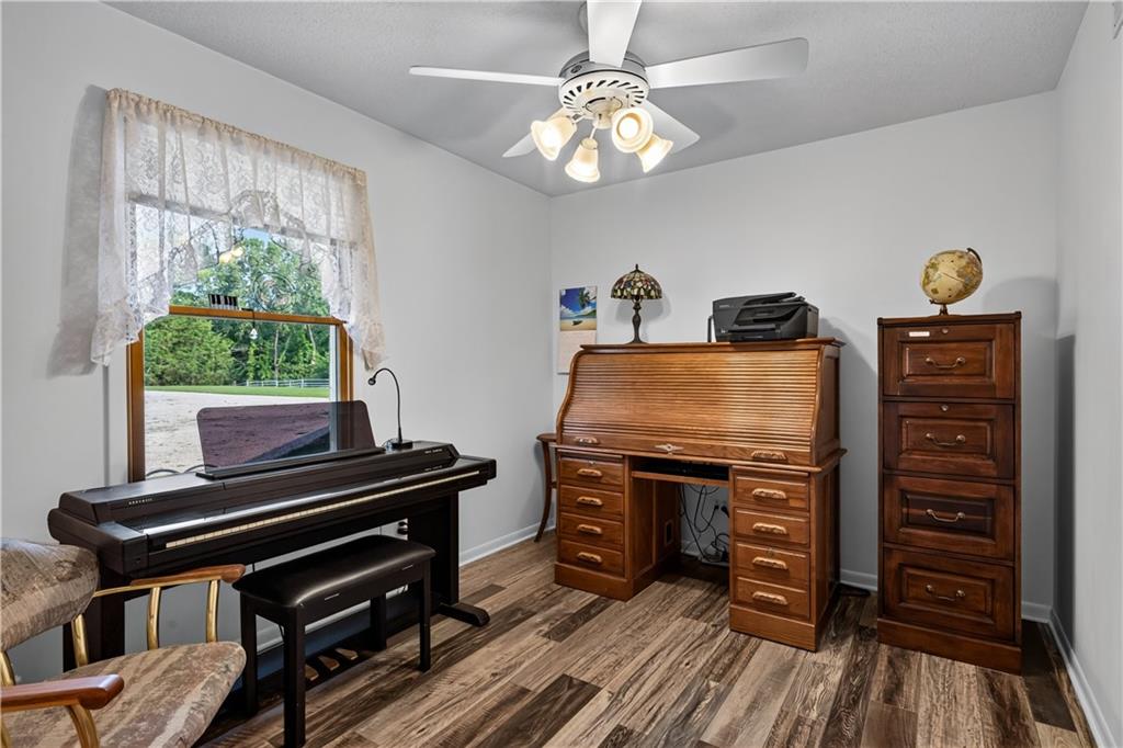 21185 R Road Property Photo 17