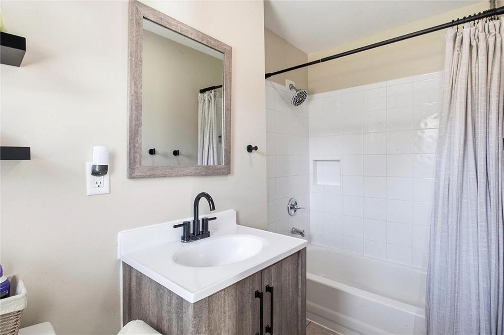 8915 N Lathrop Drive Property Photo 4