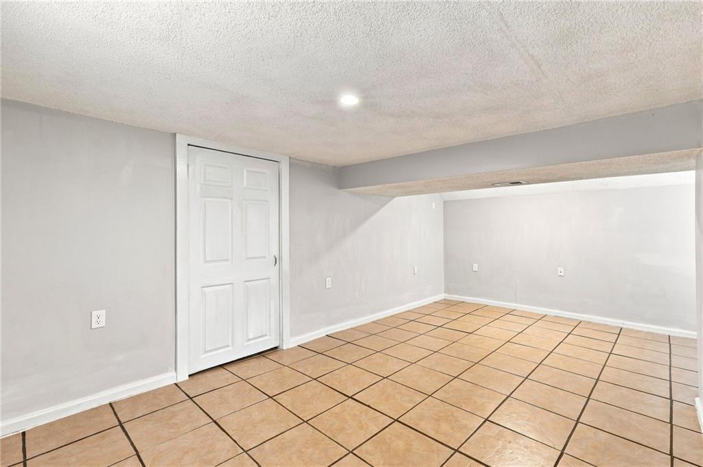 212 N Valley Street Property Photo 35