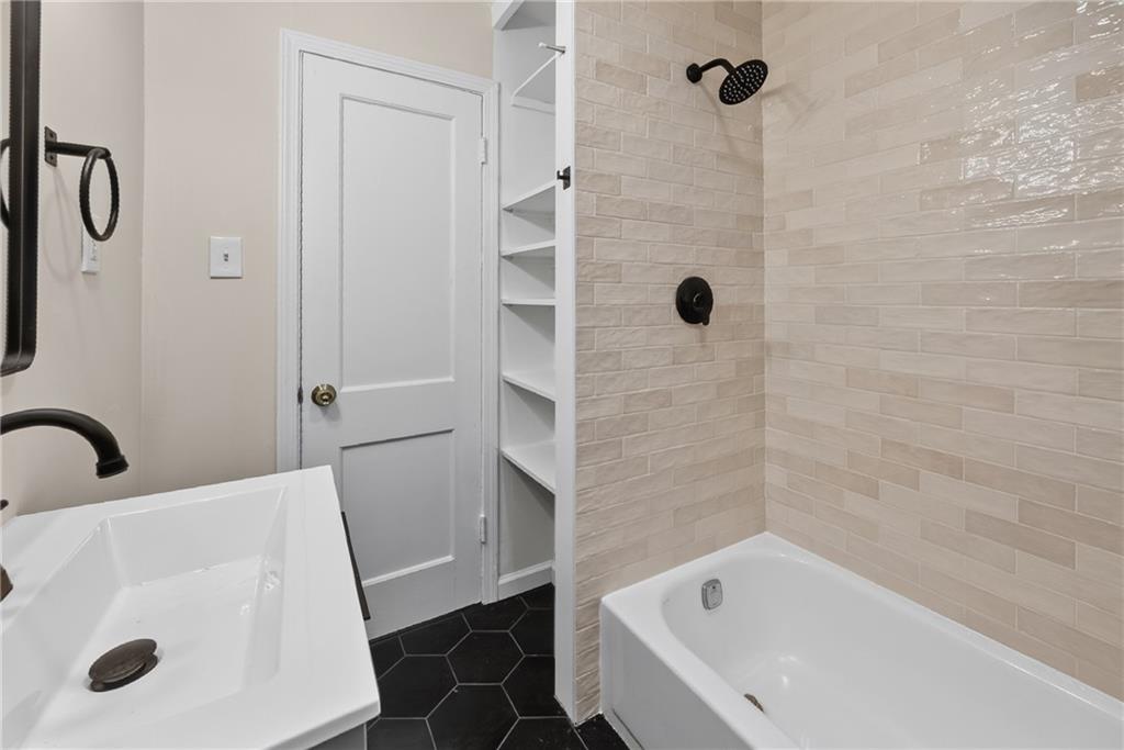 610 W 88th Terrace Property Photo 17