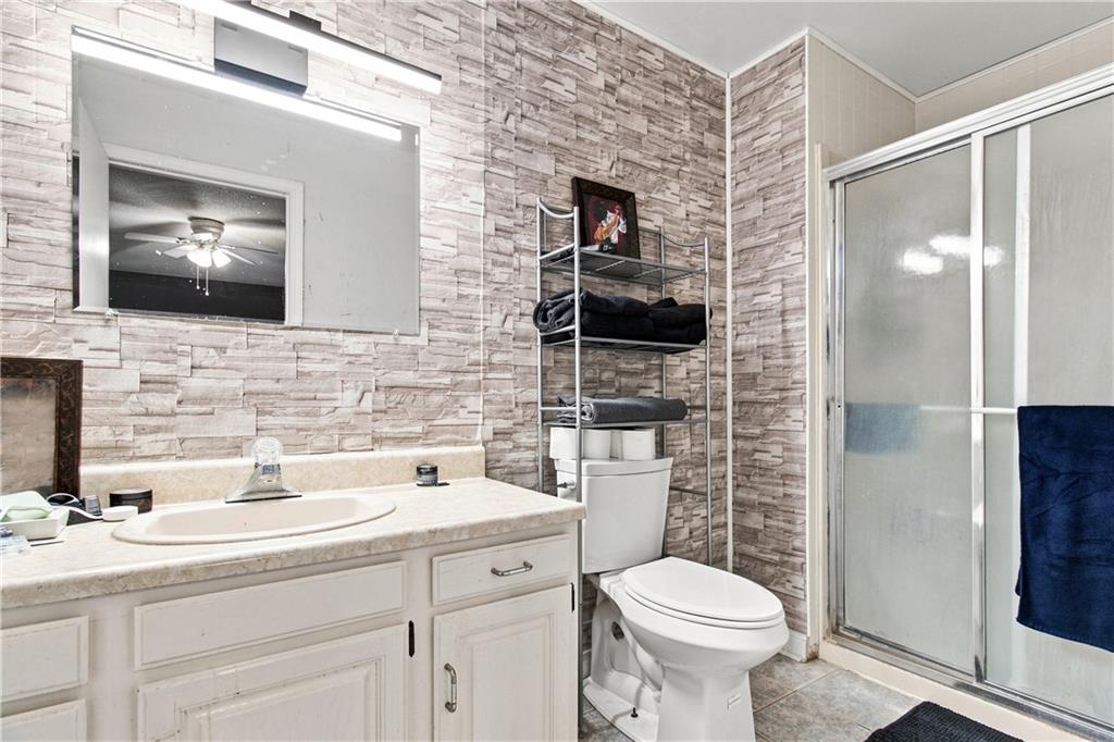 1004 Douglas Lane Property Photo 4