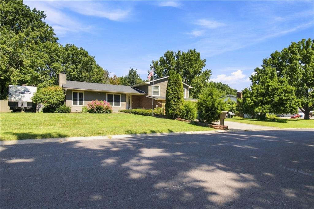 1004 Douglas Lane Property Photo 6