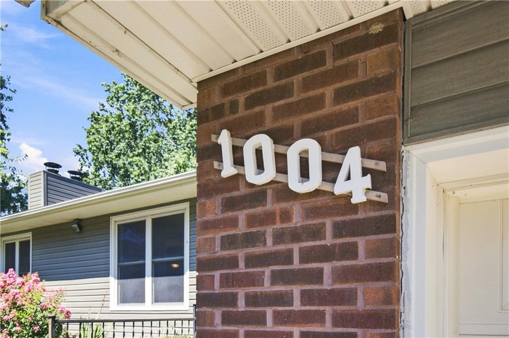 1004 Douglas Lane Property Photo 10